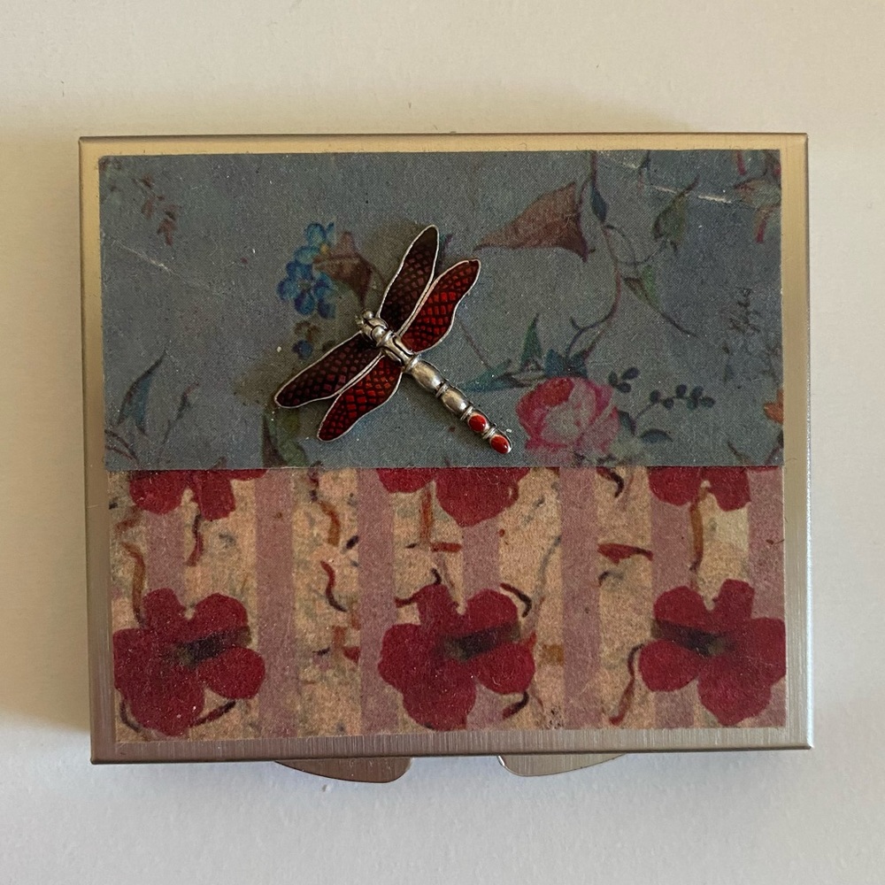 Mirror compact featuring dragonfly art